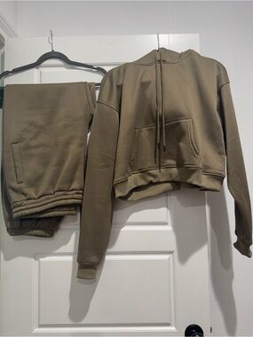 Source Unknown Olive Green Cropped Hoodie & Jogger Set
